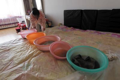 邛崃楼上漏水，住户失联，小区没物管，业主维权难！律师来支招……